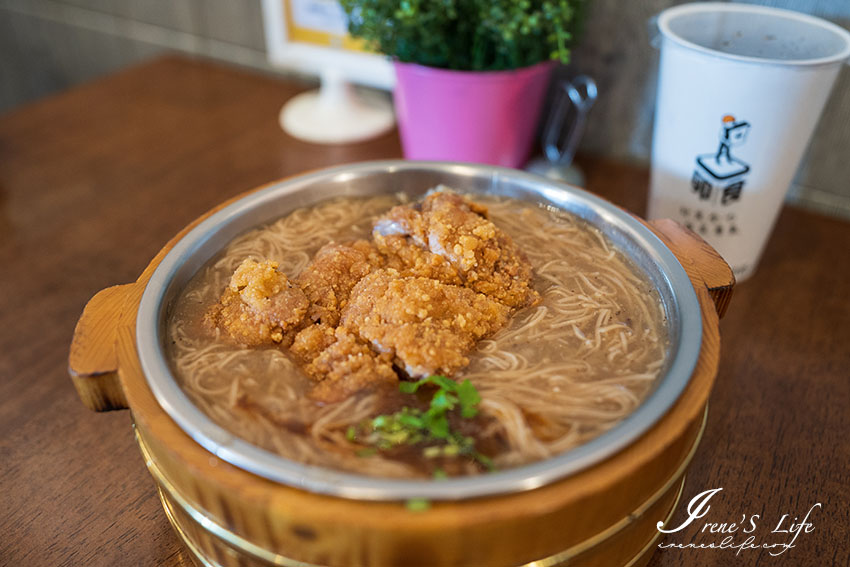 台中版丹丹漢堡，超大木桶霸王別雞麵線，加入一大塊雞腿排超浮誇，花醬牛肉黑堡視覺效果衝擊而不失美味