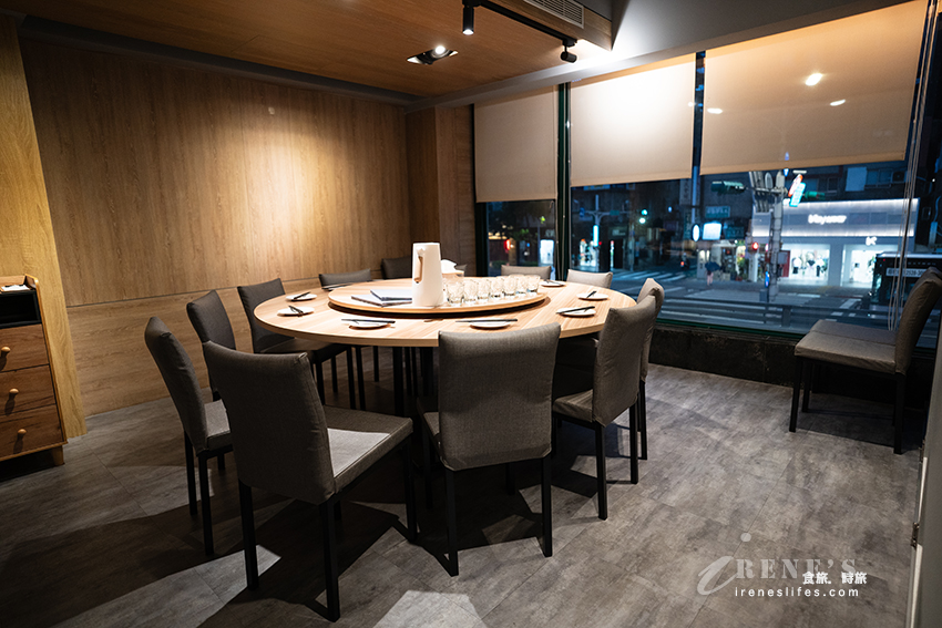 黃仁勳的愛店「花娘小館」開分店囉！位子一樣超難訂，初訪全點人氣料理沒失望