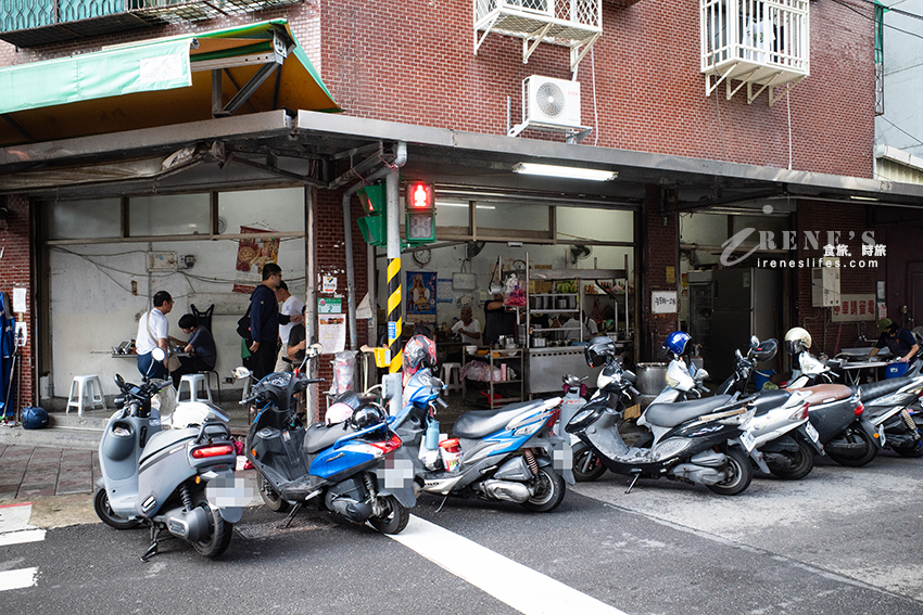 重慶北路巷子裡的福州麵店，蒜頭、蔥花、薑絲通通自取，超人氣的古早味