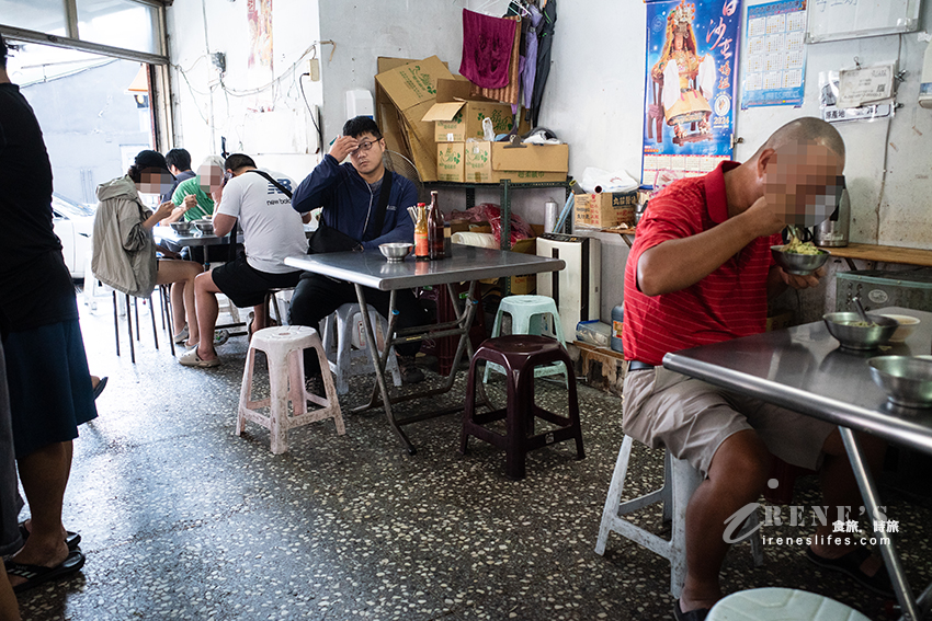 重慶北路巷子裡的福州麵店，蒜頭、蔥花、薑絲通通自取，超人氣的古早味