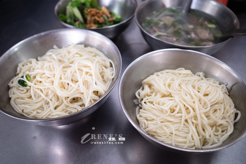 重慶北路巷子裡的福州麵店，蒜頭、蔥花、薑絲通通自取，超人氣的古早味