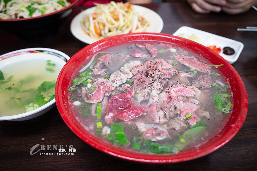 板橋高人氣的越南料理,人潮跟牛肉河粉一樣滿到溢出來!泰式涼拌木瓜也是大份量 板橋高人氣的越南料理,人潮跟牛肉河粉一樣滿到溢出來!泰式涼拌木瓜也是大份量