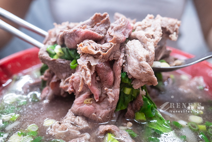板橋高人氣的越南料理,人潮跟牛肉河粉一樣滿到溢出來!泰式涼拌木瓜也是大份量 板橋高人氣的越南料理,人潮跟牛肉河粉一樣滿到溢出來!泰式涼拌木瓜也是大份量