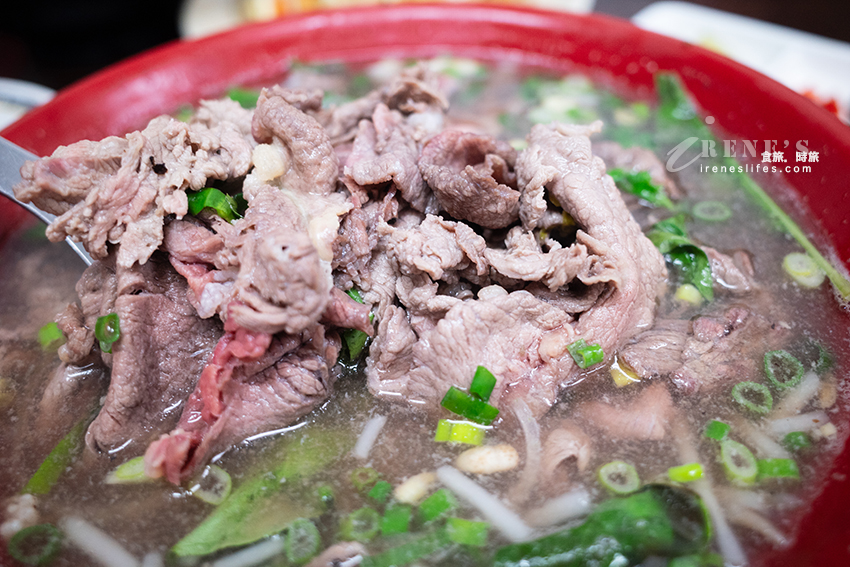 板橋高人氣的越南料理,人潮跟牛肉河粉一樣滿到溢出來!泰式涼拌木瓜也是大份量 板橋高人氣的越南料理,人潮跟牛肉河粉一樣滿到溢出來!泰式涼拌木瓜也是大份量