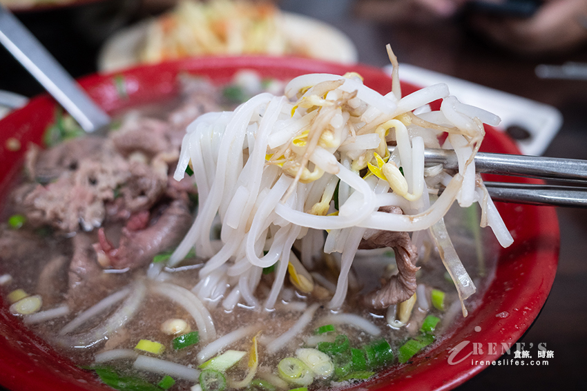 板橋高人氣的越南料理,人潮跟牛肉河粉一樣滿到溢出來!泰式涼拌木瓜也是大份量 板橋高人氣的越南料理,人潮跟牛肉河粉一樣滿到溢出來!泰式涼拌木瓜也是大份量