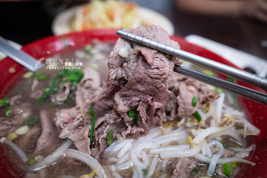 板橋高人氣的越南料理，人潮跟牛肉河粉一樣滿到溢出來！泰式涼拌木瓜也是大份量