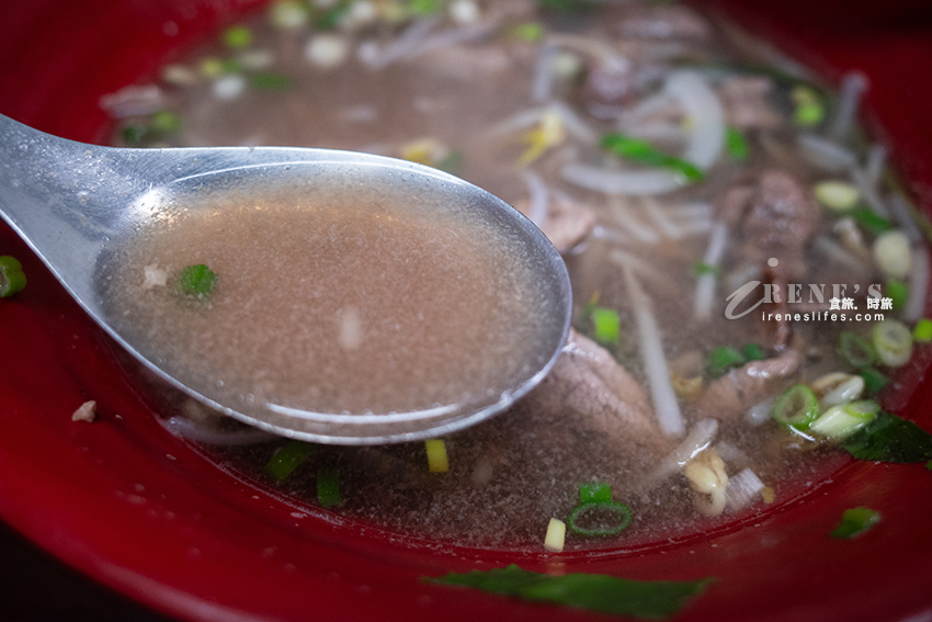板橋高人氣的越南料理,人潮跟牛肉河粉一樣滿到溢出來!泰式涼拌木瓜也是大份量 板橋高人氣的越南料理,人潮跟牛肉河粉一樣滿到溢出來!泰式涼拌木瓜也是大份量
