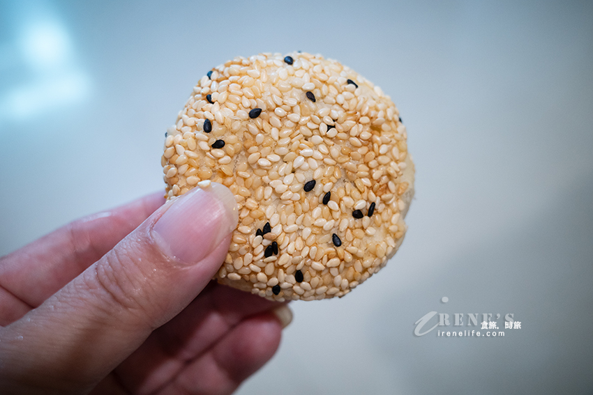 近中正紀念堂好吃蟹殼黃，有甜有鹹還有大小顆之分，口味多達6種，買十還送一