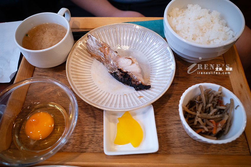 東京淺草早餐推薦｜位於二樓的復古喫茶店，除了烤吐司外還有烤魚定食，一早就客滿