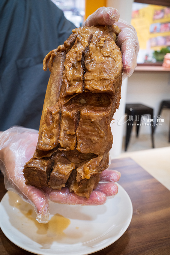 從新店搬遷到晴光市場的麵霸王,超巨大精品肋排麵氣勢十足,蝦蓋麵也是蝦到爆 從新店搬遷到晴光市場的麵霸王,超巨大精品肋排麵氣勢十足,蝦蓋麵也是蝦到爆