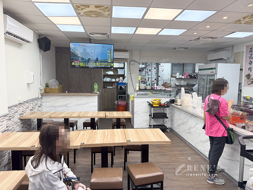 便當盒根本HOLD不住的比臉大雞排,先炸再烤很耗時,超霸排骨厚厚一塊超有肉感 便當盒根本HOLD不住的比臉大雞排,先炸再烤很耗時,超霸排骨厚厚一塊超有肉感