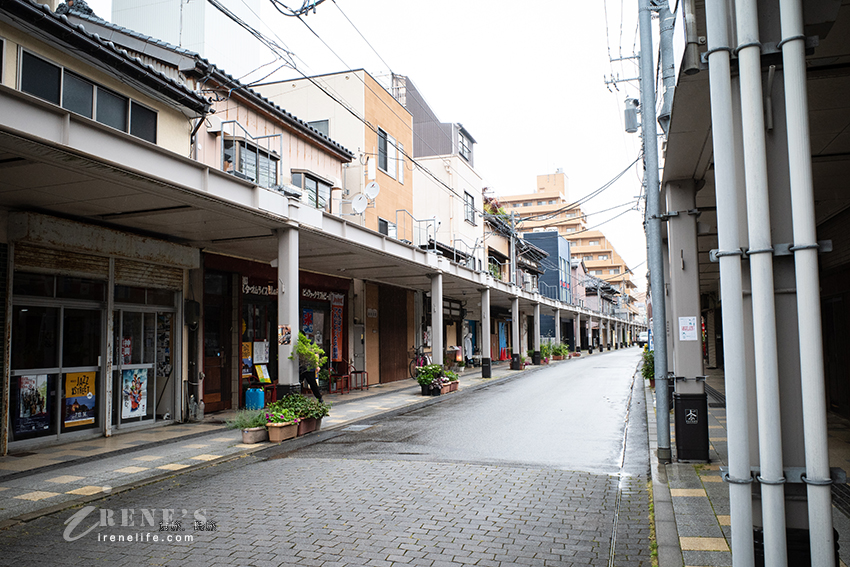 懷舊且在地的新潟商店街，安靜的「上古町商店街」夾雜著文青與復古，人潮稀疏超舒服的氛圍