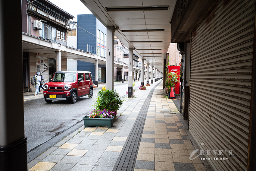 懷舊且在地的新潟商店街，安靜的「上古町商店街」夾雜著文青與復古，人潮稀疏超舒服的氛圍