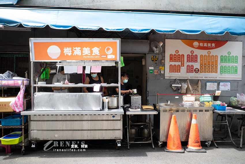 大龍峒老字號小吃，使用鬼女神醬油料理，控肉疊上酸菜魯肉飯，再配碗排骨湯超滿足