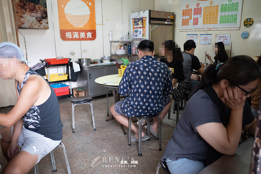 大龍峒老字號小吃，使用鬼女神醬油料理，控肉疊上酸菜魯肉飯，再配碗排骨湯超滿足