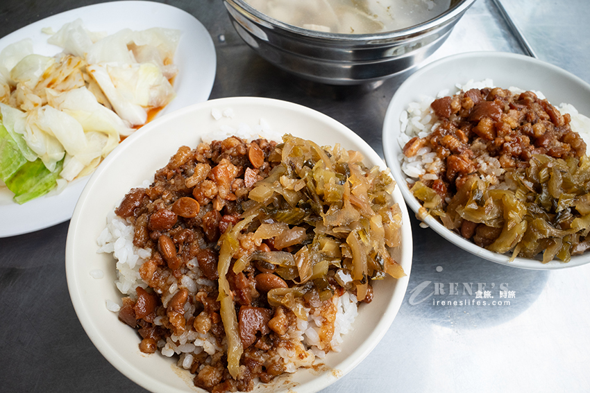 大龍峒老字號小吃，使用鬼女神醬油料理，控肉疊上酸菜魯肉飯，再配碗排骨湯超滿足
