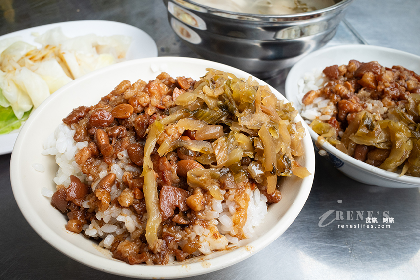 大龍峒老字號小吃，使用鬼女神醬油料理，控肉疊上酸菜魯肉飯，再配碗排骨湯超滿足