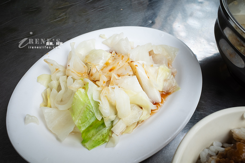 大龍峒老字號小吃，使用鬼女神醬油料理，控肉疊上酸菜魯肉飯，再配碗排骨湯超滿足