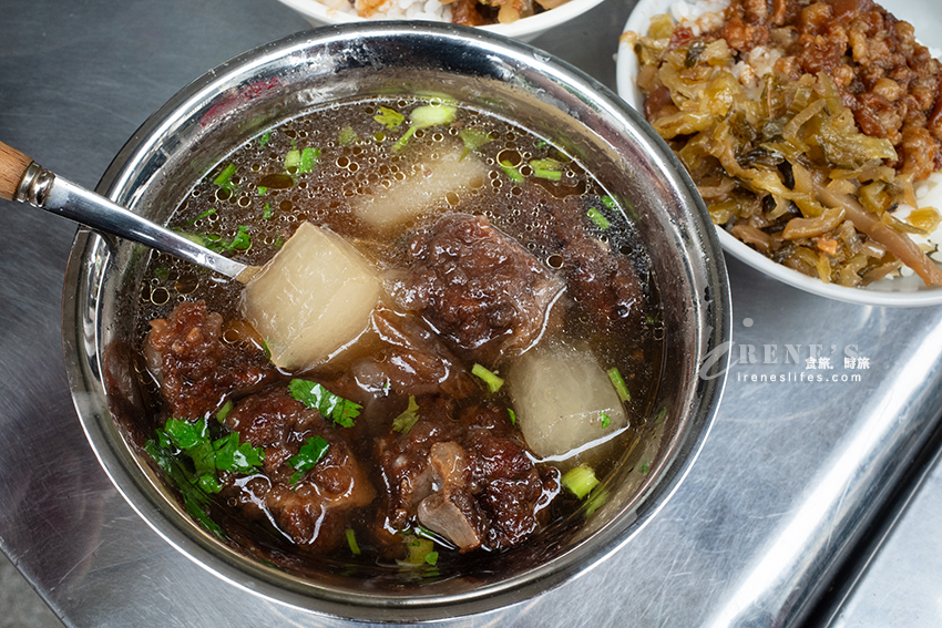 大龍峒老字號小吃，使用鬼女神醬油料理，控肉疊上酸菜魯肉飯，再配碗排骨湯超滿足