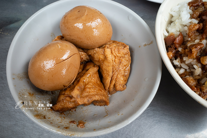 大龍峒老字號小吃，使用鬼女神醬油料理，控肉疊上酸菜魯肉飯，再配碗排骨湯超滿足