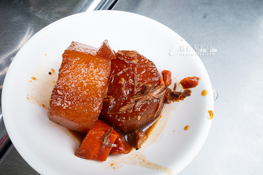 大龍峒老字號小吃，使用鬼女神醬油料理，控肉疊上酸菜魯肉飯，再配碗排骨湯超滿足