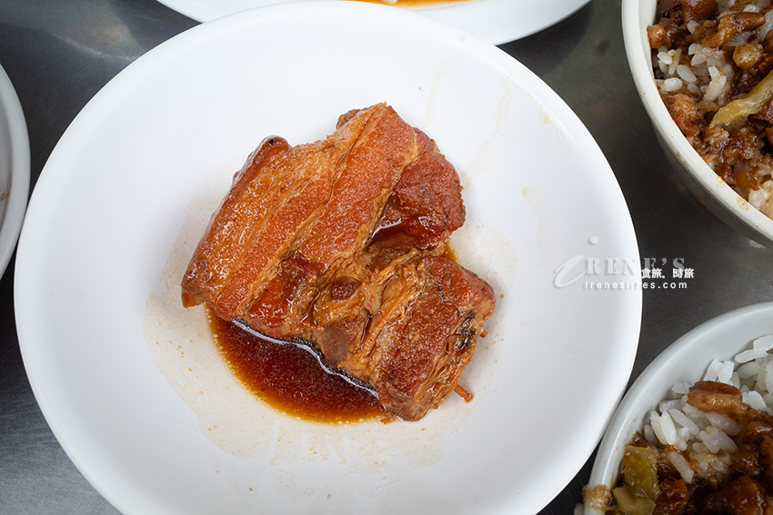 大龍峒老字號小吃，使用鬼女神醬油料理，控肉疊上酸菜魯肉飯，再配碗排骨湯超滿足