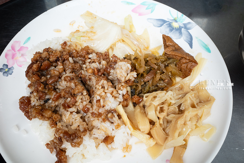 大龍峒老字號小吃，使用鬼女神醬油料理，控肉疊上酸菜魯肉飯，再配碗排骨湯超滿足
