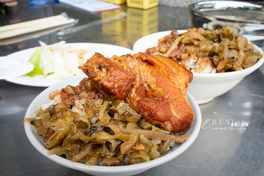 大龍峒老字號小吃，使用鬼女神醬油料理，控肉疊上酸菜魯肉飯，再配碗排骨湯超滿足