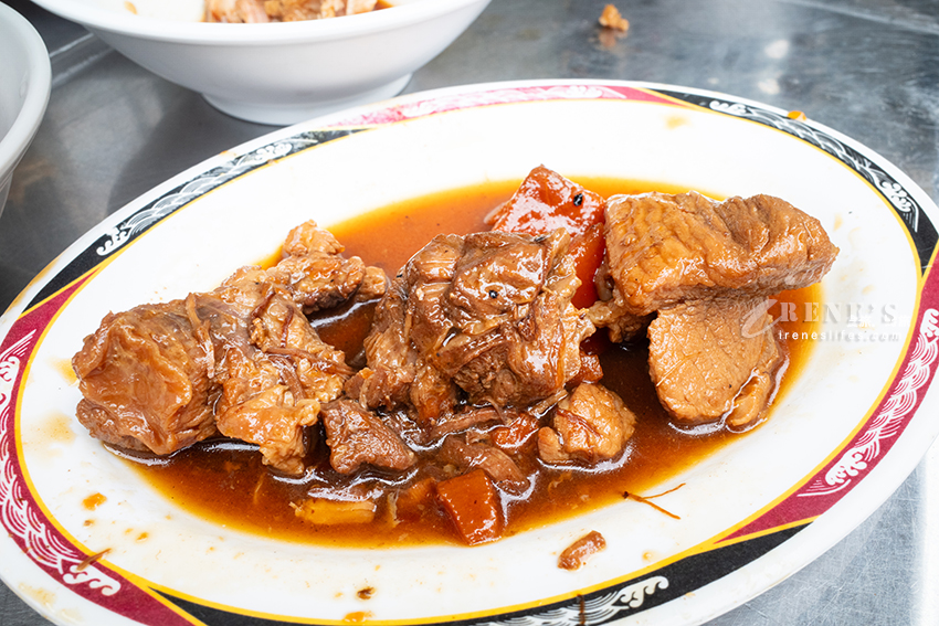 大龍峒老字號小吃，使用鬼女神醬油料理，控肉疊上酸菜魯肉飯，再配碗排骨湯超滿足