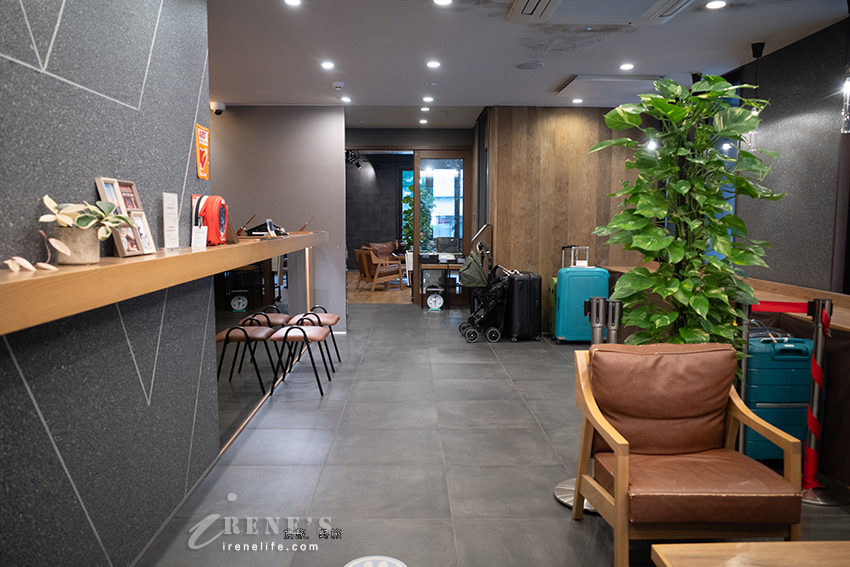 都營淺草站一出站就到飯店！部份房型房內就看的到晴空塔，但也是人生中住過最小的飯店