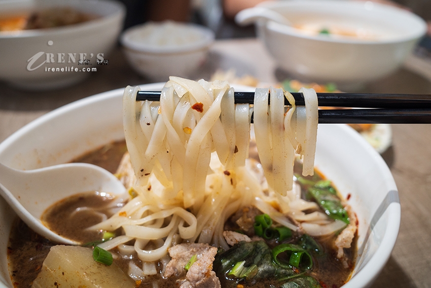 泰國老闆開的道地泰式船麵,份量大、辣度可調整,濃郁船麵、泰奶酸辣麵各有特色 泰國老闆開的道地泰式船麵,份量大、辣度可調整,濃郁船麵、泰奶酸辣麵各有特色