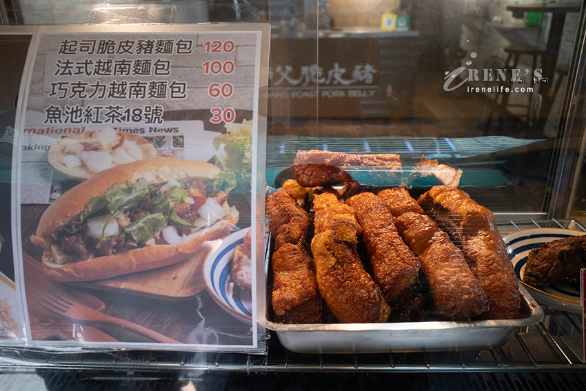 越南麵包夾入脆皮豬，咔滋咔滋超級脆，就算冷掉也好吃～外帶脆皮豬還附美生菜、醃漬洋蔥