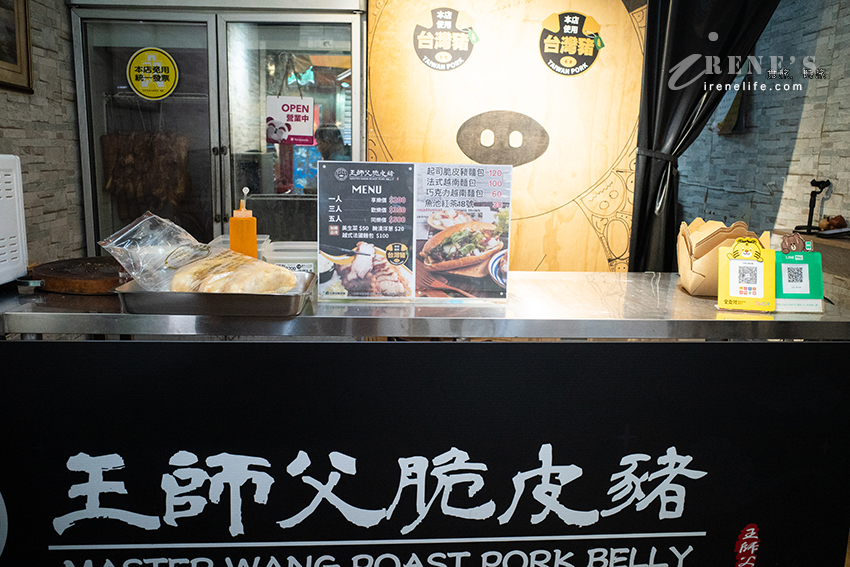 越南麵包夾入脆皮豬,咔滋咔滋超級脆,就算冷掉也好吃~外帶脆皮豬還附美生菜、醃漬洋蔥 越南麵包夾入脆皮豬,咔滋咔滋超級脆,就算冷掉也好吃~外帶脆皮豬還附美生菜、醃漬洋蔥