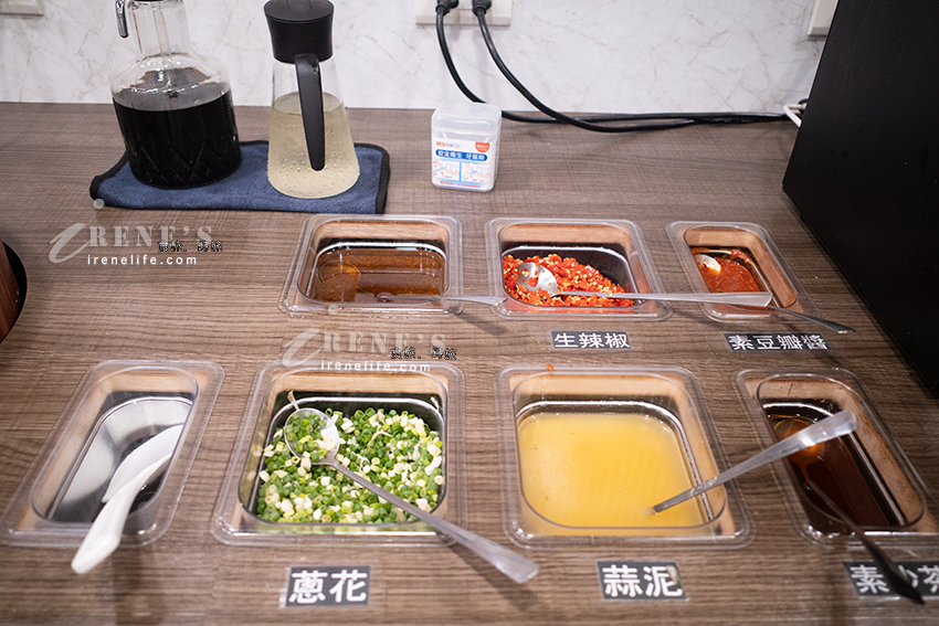 口味多多的個人小火鍋，最便宜只要150元就能白飯、飲料、冰淇淋吃到飽，多加6片肉也只要29元