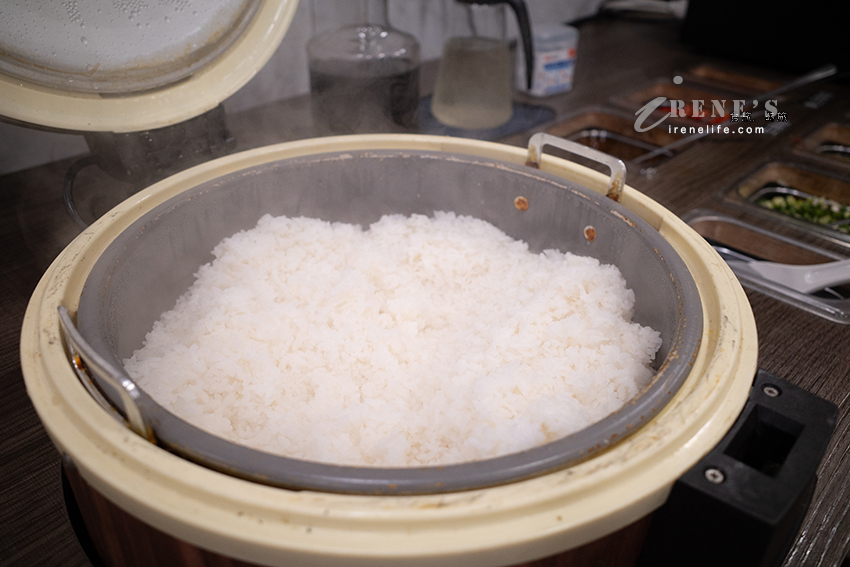 口味多多的個人小火鍋，最便宜只要150元就能白飯、飲料、冰淇淋吃到飽，多加6片肉也只要29元