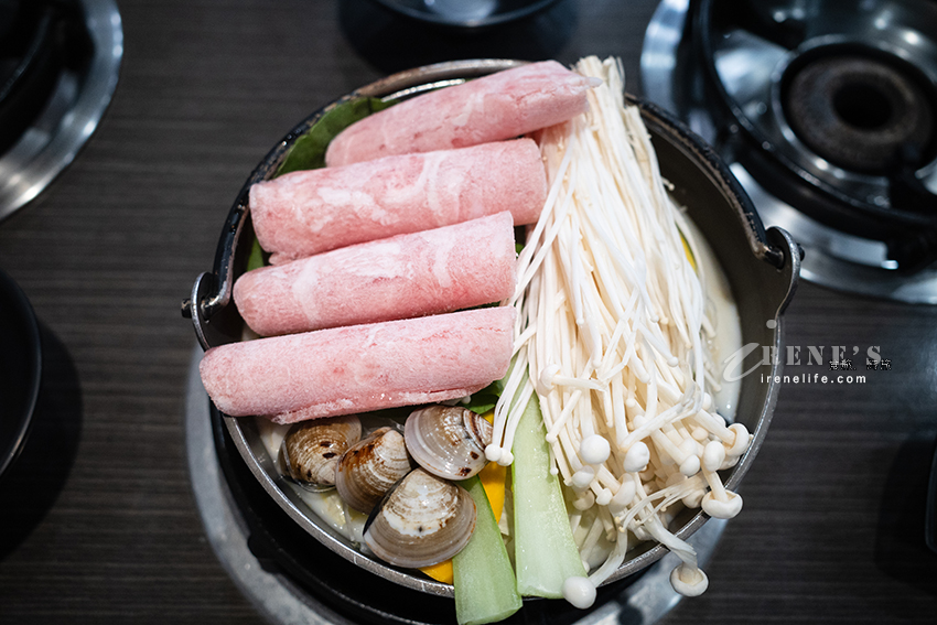 口味多多的個人小火鍋，最便宜只要150元就能白飯、飲料、冰淇淋吃到飽，多加6片肉也只要29元