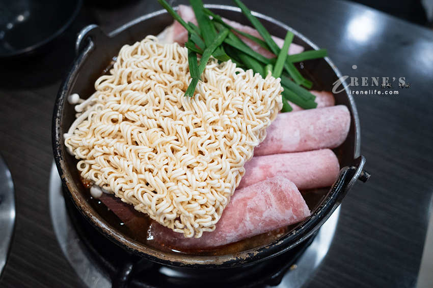 口味多多的個人小火鍋，最便宜只要150元就能白飯、飲料、冰淇淋吃到飽，多加6片肉也只要29元
