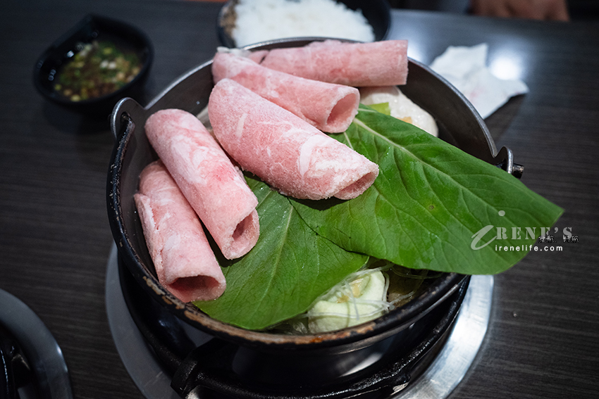 口味多多的個人小火鍋，最便宜只要150元就能白飯、飲料、冰淇淋吃到飽，多加6片肉也只要29元