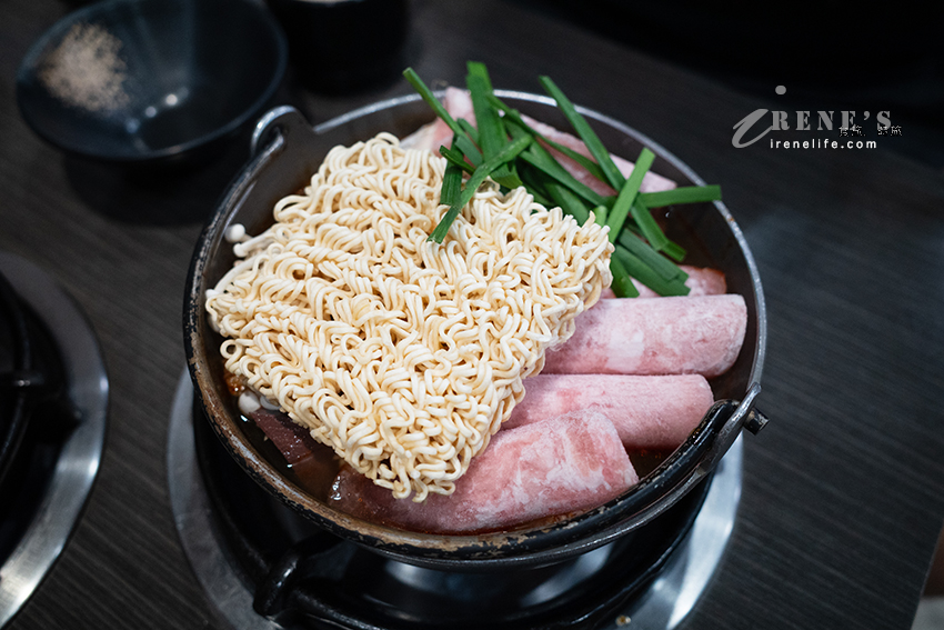 口味多多的個人小火鍋，最便宜只要150元就能白飯、飲料、冰淇淋吃到飽，多加6片肉也只要29元