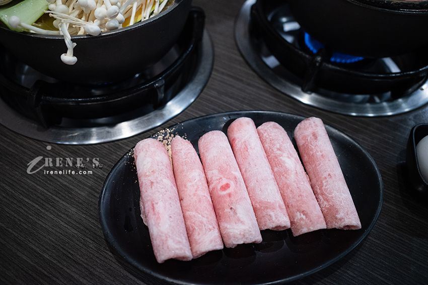 口味多多的個人小火鍋，最便宜只要150元就能白飯、飲料、冰淇淋吃到飽，多加6片肉也只要29元