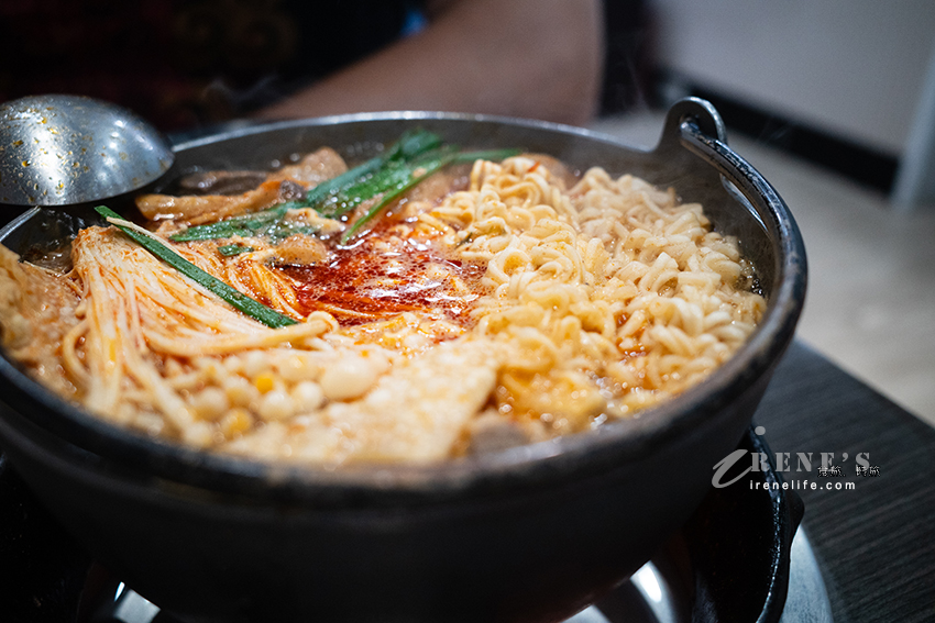 口味多多的個人小火鍋，最便宜只要150元就能白飯、飲料、冰淇淋吃到飽，多加6片肉也只要29元