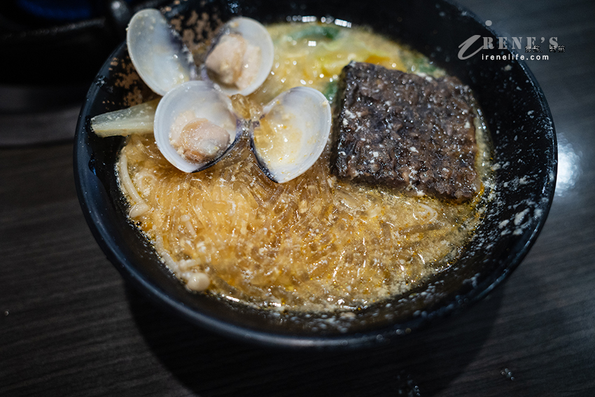 口味多多的個人小火鍋，最便宜只要150元就能白飯、飲料、冰淇淋吃到飽，多加6片肉也只要29元