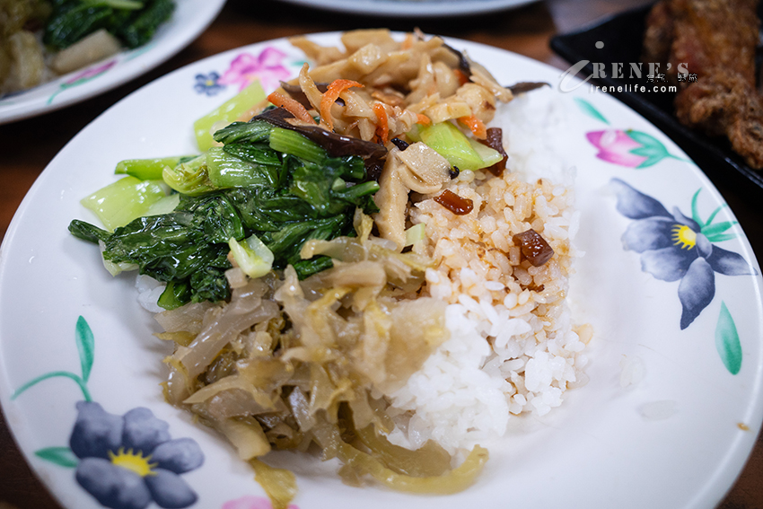 西門町近一甲子老字號排骨飯、炸雞腿飯推薦,蓋飯跟炒飯12點過後才有供應 西門町近一甲子老字號排骨飯、炸雞腿飯推薦,蓋飯跟炒飯12點過後才有供應