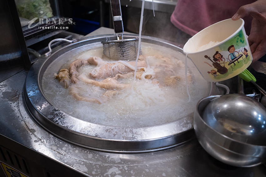 三重自強路無名米粉湯、海產粥回來了!一樣料多多的海產粥配上新鮮的黑白切 三重自強路無名米粉湯、海產粥回來了!一樣料多多的海產粥配上新鮮的黑白切