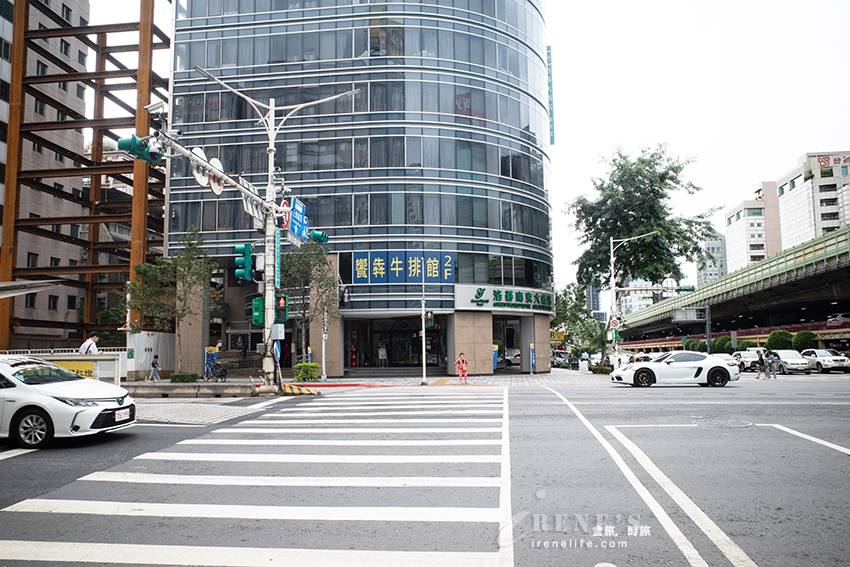大戈壁集團旗下的平價牛排館，比薩、炸雞、酸菜白肉鍋、干鍋通通自助吃到飽，只是種類過少
