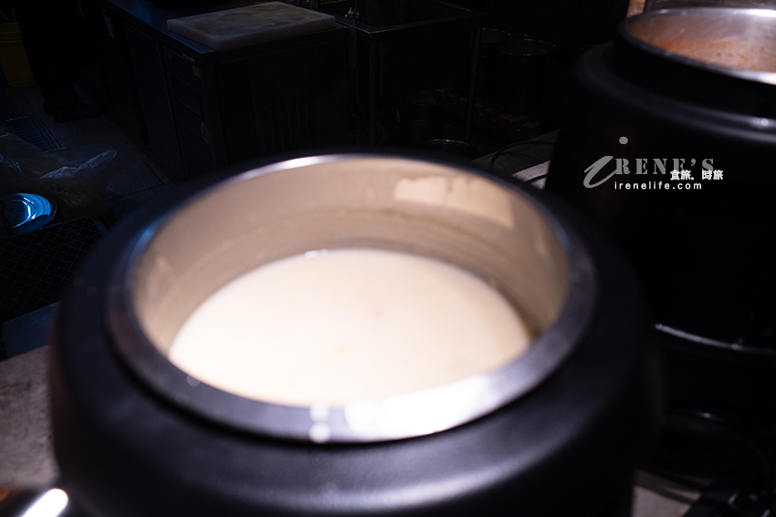大戈壁集團旗下的平價牛排館，比薩、炸雞、酸菜白肉鍋、干鍋通通自助吃到飽，只是種類過少