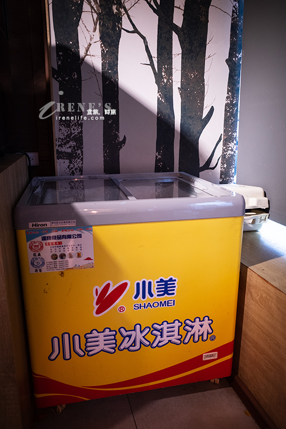 大戈壁集團旗下的平價牛排館，比薩、炸雞、酸菜白肉鍋、干鍋通通自助吃到飽，只是種類過少