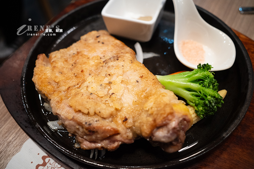 大戈壁集團旗下的平價牛排館，比薩、炸雞、酸菜白肉鍋、干鍋通通自助吃到飽，只是種類過少