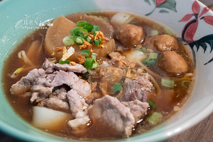 三重也有泰國傳統船麵囉，蓋飯、涼拌、炸物、甜點通通有，份量精緻純吃巧