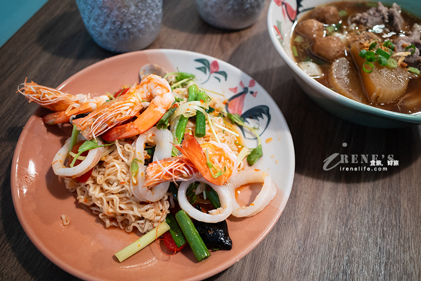 三重也有泰國傳統船麵囉，蓋飯、涼拌、炸物、甜點通通有，份量精緻純吃巧